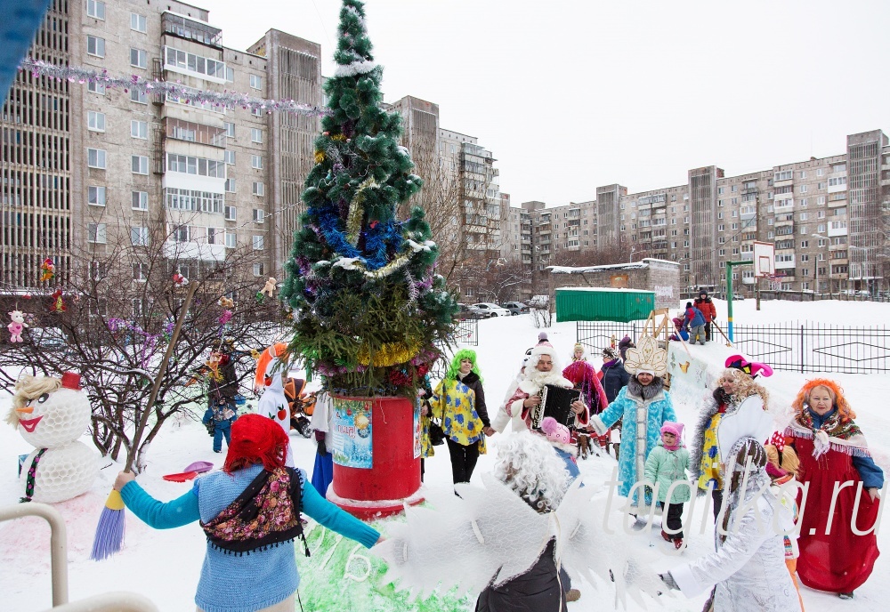 Украсили дворы к Новому году.