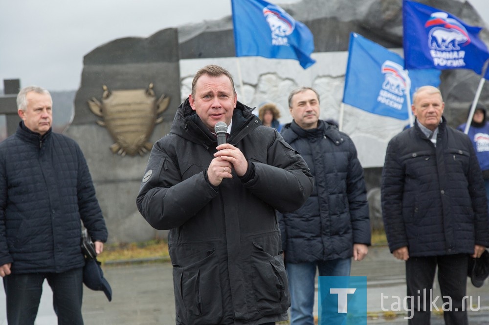 - Даже в такую ненастную погоду, как сегодня, многие люди нашли возможность приехать сюда, в места народной славы, символизирующие истинное единение народов, населяющих нашу страну. Сама атмосфера того времени сохраняется здесь, - обратился глава Нижнего Тагила Владислав Пинаев к участникам митинга.

- Трудно даже представить, как много веков назад наши предки сумели сформировать народное ополчение, не имея для переговоров, общения ни сотовой связи, ни радио, ни интернета. Насколько был силен их дух, высоко чувство долга перед страной. В наших силах сохранить и продолжить эти славные традиции. Желаю вам одного – единства. Пока мы едины, мы не победимы, - продолжил Владислав Пинаев.