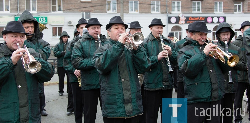 Торжественный митинг у памятной стелы тагильчанам – Героям Советского Союза и полным кавалерам Орденов Славы начался с… венского вальса. Под звуки знаменитой песни на площадке кружились пары в солдатской форме.