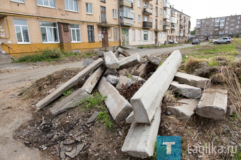 Сегодня состоялся очередной объезд Дзержинского района исполняющим полномочия главы города Владиславом Пинаевым. В маршруте было заявлено семь пунктов.

Начали с осмотра дворовой территории домов 72 а, 74, 76, 78, 80, 82, 84 на Ленинградском проспекте. И сразу же неприятный сюрприз: и во внешнем облике двора перемен не заметно, и жители ближайших домов рассказывают о том, что работа здесь остановилась, трактор появился только сегодня утром, перед приездом руководства и СМИ. С территории исчезли не только деревья, но и лавочки, а во дворе много пожилых людей, которым это не удобно. Родители школьников переживают, что во дворе нет освещения, скоро начнется осеняя грязь, и их дети пойдут в школу по грязи и в темноте.
