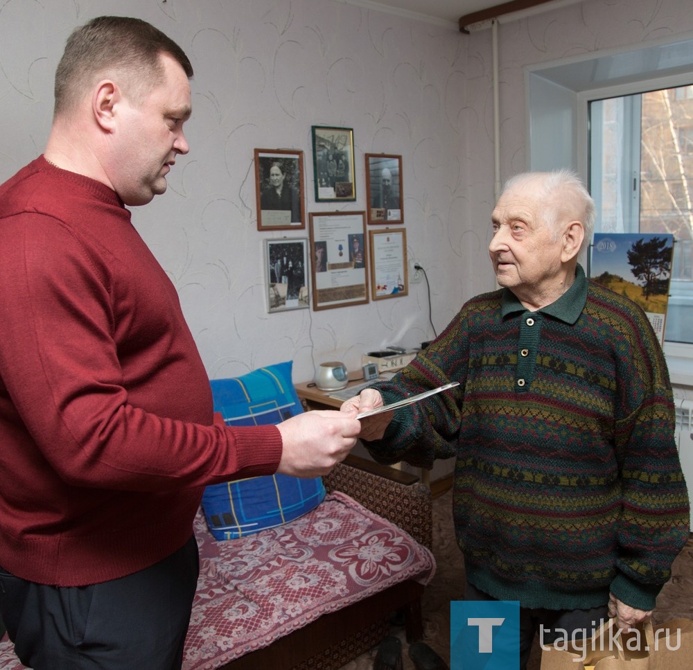 - Мы всегда стараемся не забывать наших ветеранов, причем не только в День Победы, - отметил Игорь Макаров. – Понимаете, наши ветераны – удивительные люди. Всегда спрашиваем: «Что нужно? В чем нуждаетесь?». Ответ всегда один: «Все хорошо, все
есть и ничего не нужно». Невероятные оптимисты и сильные духом люди, ничего не просят. Молодежь с таких, как они, должна брать пример.

Другие депутаты Нижнетагильской городской думы седьмого созыва
тоже не остались в стороне. Олег Перминов, директор ДЮСШ №2, подписал ветерана Ленинского района Василия Дорофеевича Михайлова. Лариса Гизенко, директор МАОУ СОШ №61, подарила подписной абонемент на «ТР» ветерану Вере Никитичне Паньшиной, бывшему руководителю кружка художественного вязания на спицах
«Паутинка» в городском Дворце детского и юношеского творчества. Ирина Бусыгина, директор МБОУ СОШ№49, оформила полугодовую подписку на нашу газету центру социального обслуживания Тагилстроевского района, расположенному на улице Землячки.