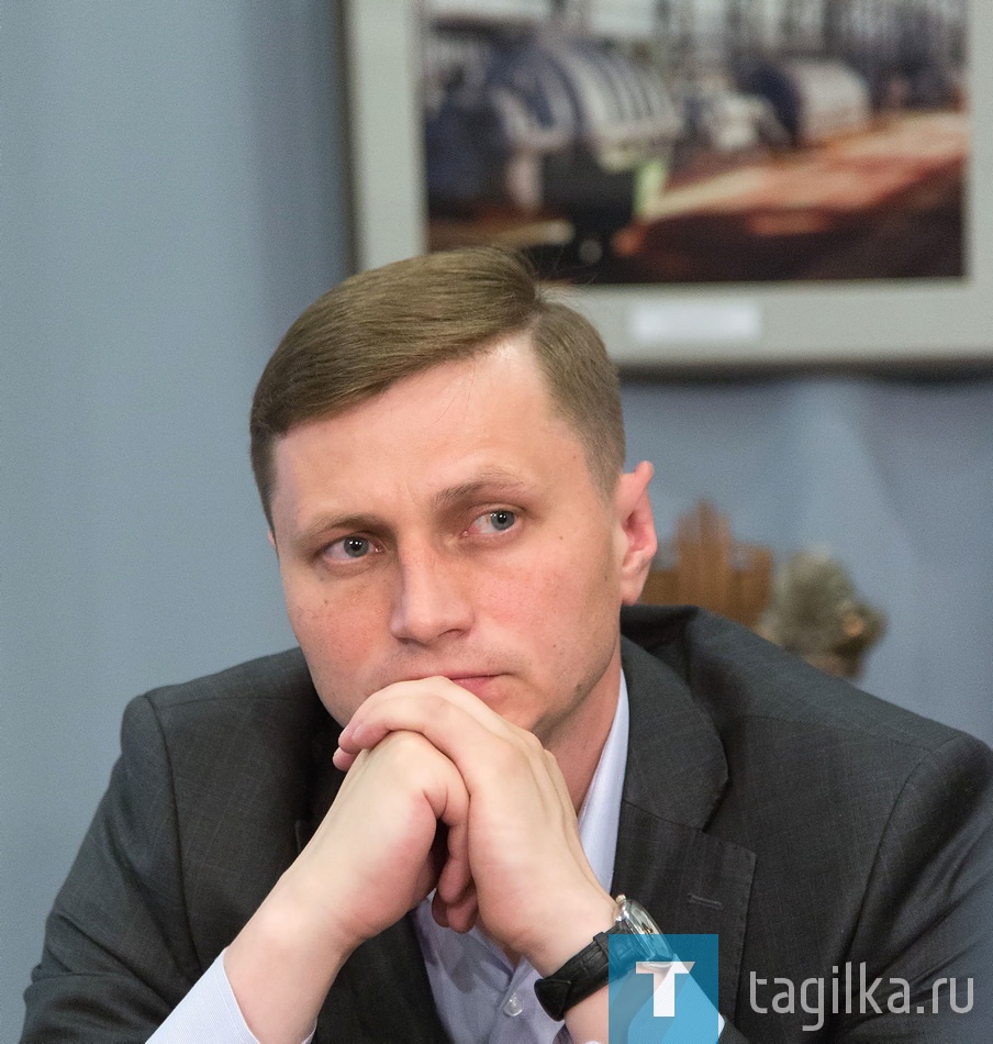 Рационализаторы

Андрей Белокуров

Лауреатом премии имени И.И. Ползунова стал начальник бюро производства ванадиевого шлака технического управления комбината Андрей Белокуров. Молодой человек был отмечен наградой за успехи в изобретательской деятельности. Вместе с командой единомышленников он модернизировал способы извлечения ванадия из природнолегированного ванадиевого чугуна, усовершенствовал метод расчета расхода охладителя на плавку. В результате удалось снизить потери дорогостоящего ванадия в процессе его извлечения. 

Елена Пешкова
Фото Сергея КАЗАНЦЕВА
