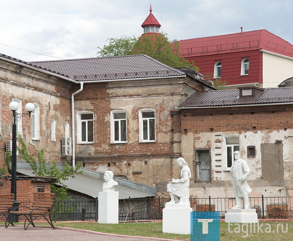 В Нижнем Тагиле продолжается благоустройство сквера советской скульптуры