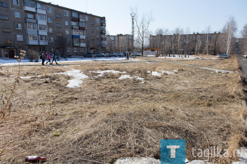 Далее мы заглянули во двор на Ленинградском проспекте, который попал в программу благоустройства на 2018 год.  Это огромная территория между домами № 72 а, 74, 76, 78, 80, 82, 84, 86, 88.  Конечно, жители ждут и детскую площадку,  и пару спортивных, и лавочки, и оборудованные парковки для машин.. Возможно, будет и специальная площадка для выгула собак. А  жительница дома № 76 Людмила Законова в очередной раз обращается с просьбой передвинуть мусорные баки от подъезда, ведь можно же найти для них другое место или поставить современные мусоросборники, которые не портят ни пейзаж, ни воздух. Как изменится этот двор – узнаем уже в этом году.

Людмила Погодина
Фото Сергея Казанцева