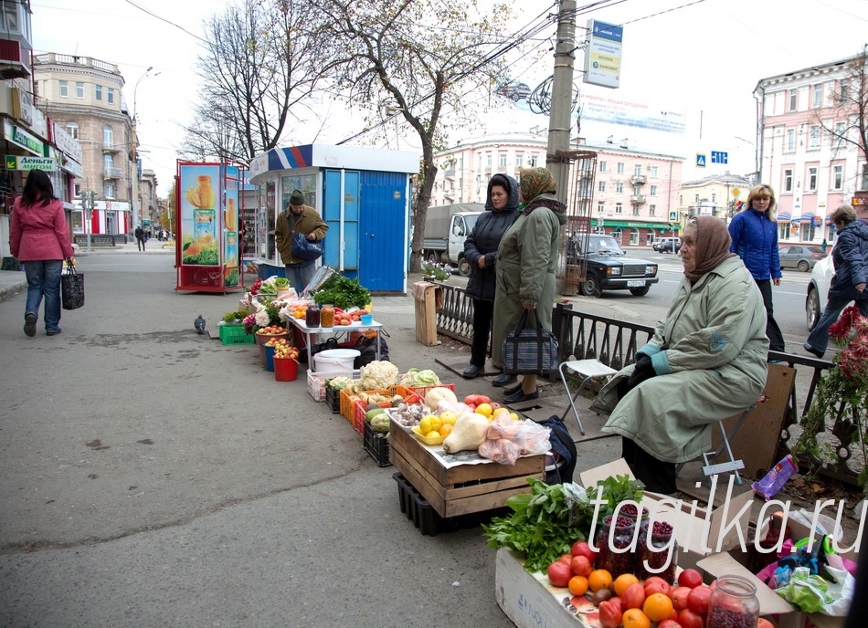 Дары осени и уличная торговля.

- Старенькие, они не просят, они ни на кого не рассчитывают, они трудятся на своих огородах, чтобы прокормиться. А излишки - выносят в город, чтобы поделиться с нами своим небогатым, но порой уникальным ассортиментом, - убеждают народ члены зеленого сообщества «Родовид», авторы флешмоба «Купи у бабушки». - Они не перекупщики, и у них нет двух огородов для себя и для продажи, у них, по сути, нет ничего, кроме этого кусочка земли и мизерной пенсии. И даже если вы не хотите по разным причинам покупать у них продукты, просто оставьте им немного денег. Вы их никогда не спутаете с торговками. Они простые и скромные. Часто они даже не знают, по какой цене отдавать свои продукты. Пусть они будут, пусть они берегут свои семена и привозят их на следующий сезон, в них весь наш семенной фонд.       Текст Ольги Поляковой.
