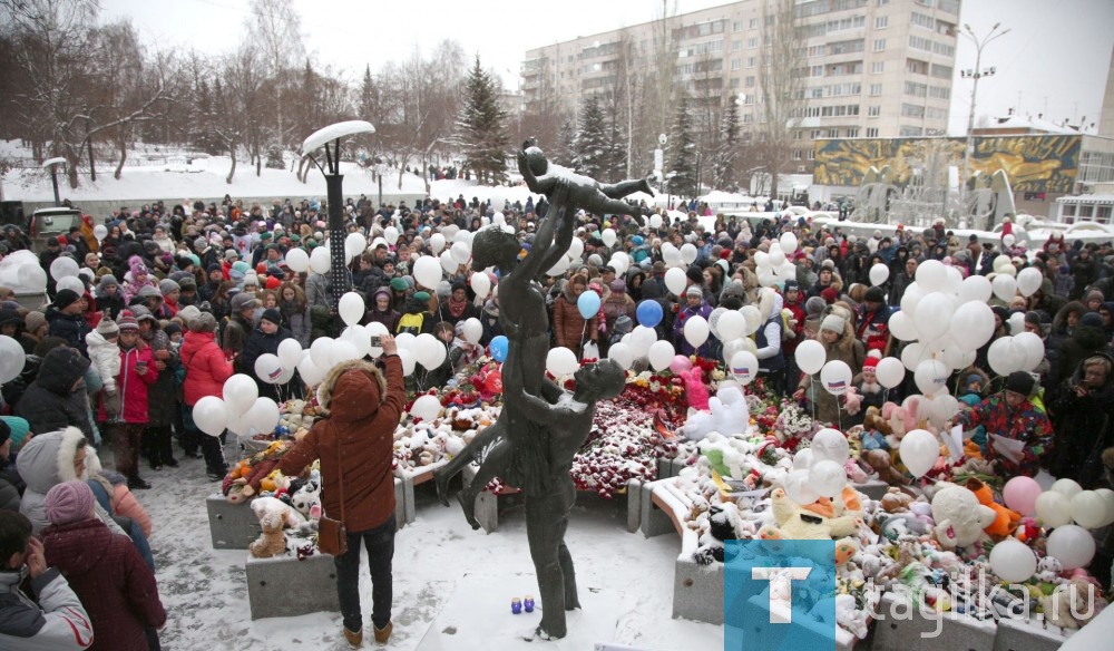 Многодетная мама, руководитель "Городского родительского комитета", член Общественной палаты Анна Межова считает, что в горе главное не оставлять тех, кому очень плохо.
- Для каждой матери самое страшное - страдание детей. Когда я слышала новости, где рассказывалось о том, что в закрытом кинотеатре плакали дети, звонили родителям, а те не могли ничем помочь, хотелось обнять своих детей, и не отпускать никуда от себя. Такого нельзя прощать, подобное не должно забываться.

Анжела ГОЛУБЧИКОВА
Фото Сергея КАЗАНЦЕВА
