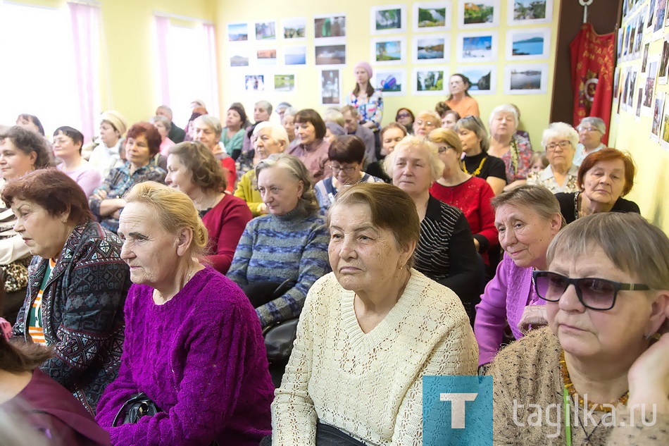 В Центре ветеранов – презентация «Квадрата»

Свободных мест в зрительном зале не было еще за 20 минут до начала, а люди все подходили. 12 человек представили вниманию публики около 150 работ: тапочки, прихватки, фартуки, газетницы, панно, игольницы, органайзеры и многое другое. Есть даже альбом с вырезками из газеты «Тагильский рабочий», украшенный специально сшитой красно-белой обложкой.