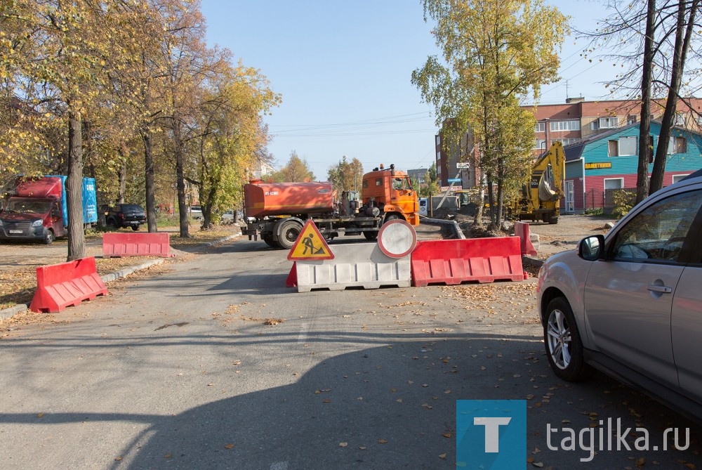 Начальник управления городским хозяйством отметил, что ремонты дорог вступили в завершающую стадию, и специалистам нужно воспользоваться погожими днями, чтобы закончить весь объем работ в установленные сроки.

«Перекресток ул. Максима Горького – ул. Черных – еще одна проблемная точка, - подчеркнул Владимир Юрченко. - Ремонт на нем должен был быть завершен к началу этой недели, но было принято решение снять специалистов с этого перекрестка и направить на окончание работ на участке дороги по проспекту Космонавтов от ул. К. Либкнехта до ул. Красноармейской. За выходные он был полностью заасфальтирован, чтобы возобновить движение по мосту, которое было остановлено в течение двух месяцев».
