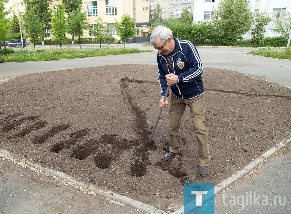 Посадка цветов в Комсомольском сквере