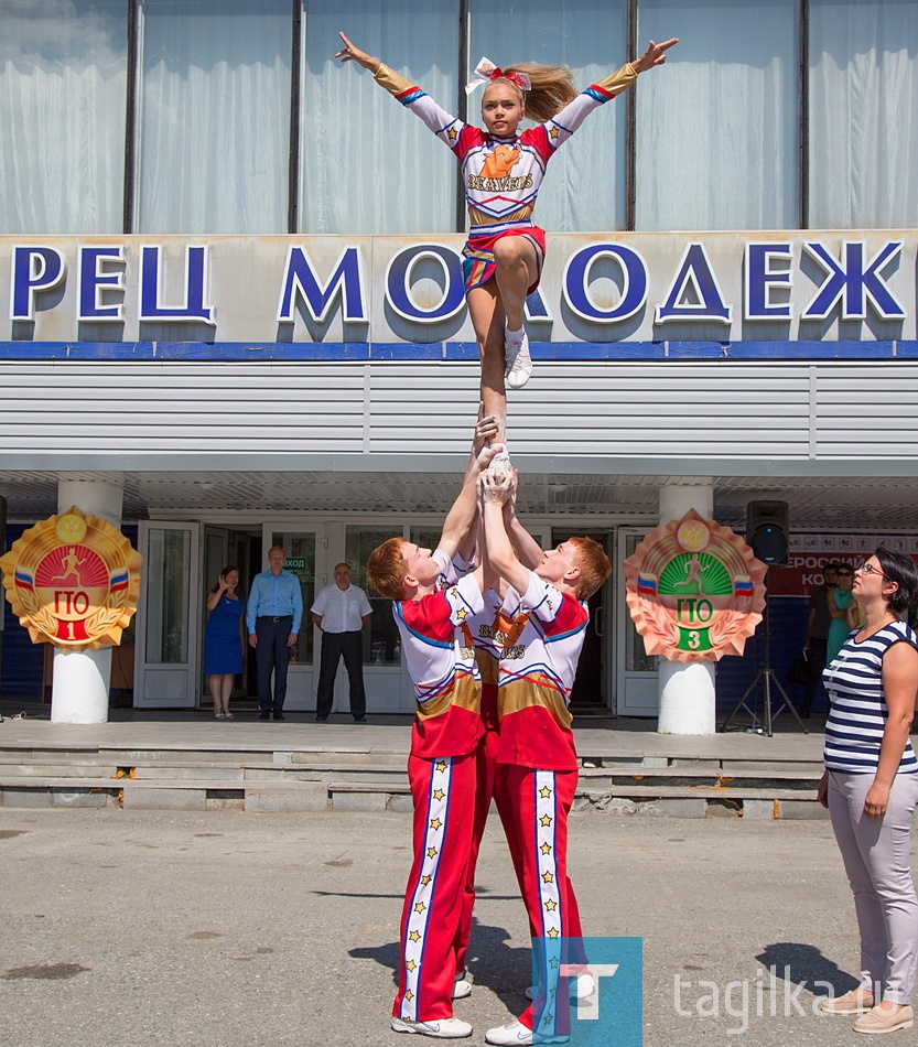 Вручение удостоверений и значков ГТО.