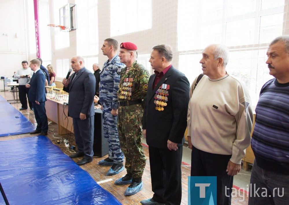 Борцов напутствовали заслуженный тренер России, заместитель главы города по социальной политике Валерий Суров, командир отряда ОМОН Вадим Мирошниченко и ветераны боевых действий.