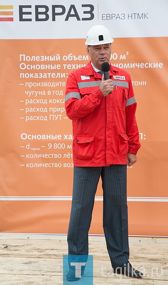 Установка памятной доски на месте строительства доменной печи N 7.

Алексей Кушнарев отметил, что буквально вчера комбинат увидел первые чертежи будущего агрегата:

– Мы рассчитываем, что доменная печь по своим производственным показателям займет первое место в мире. В ней будут воплощены лучшие технологические решения, внедрена современная система аспирации.