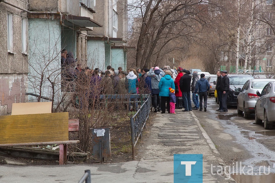 Лидеры народного фронта обсудили проблемы благоустройства и ЖКХ. Ул. Красноармейская 80.