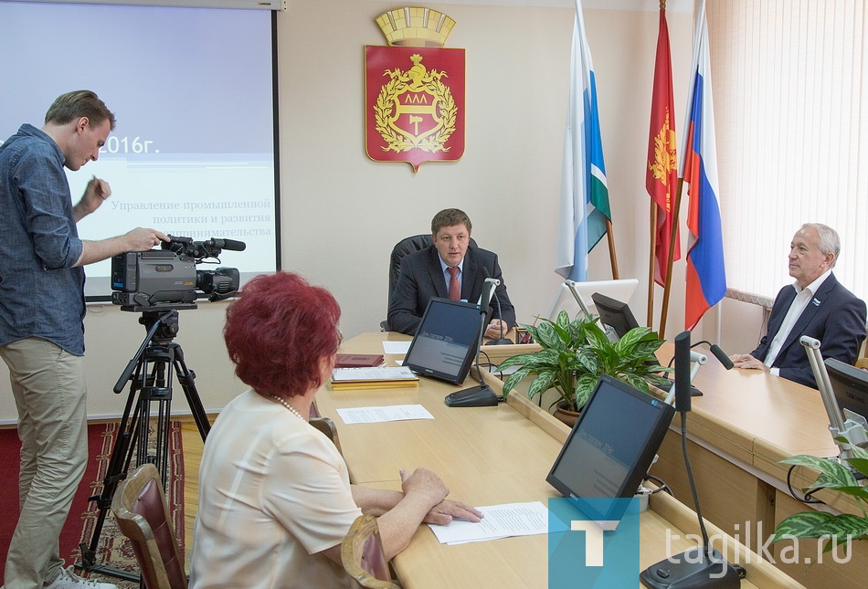 День работника торговли.

Виновников торжества поздравили и.о. главы города Константин Захаров и депутат Законодательного собрания области Вячеслав Погудин.

