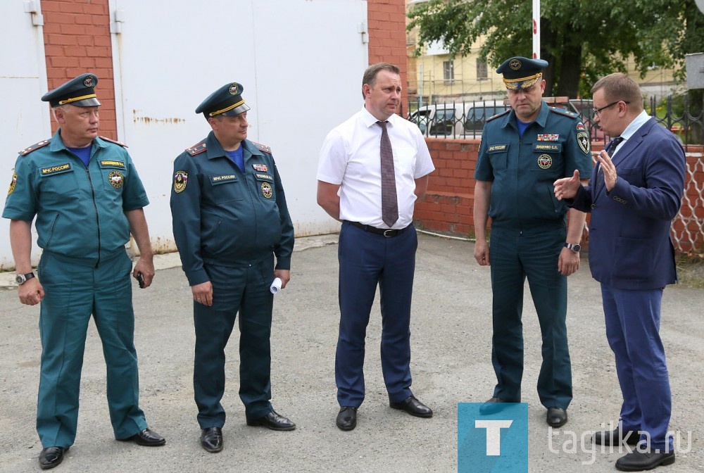  Генерал- лейтенант МЧС Сергей Диденко знакомится с состоянием служб "Безопасный город" и "112".