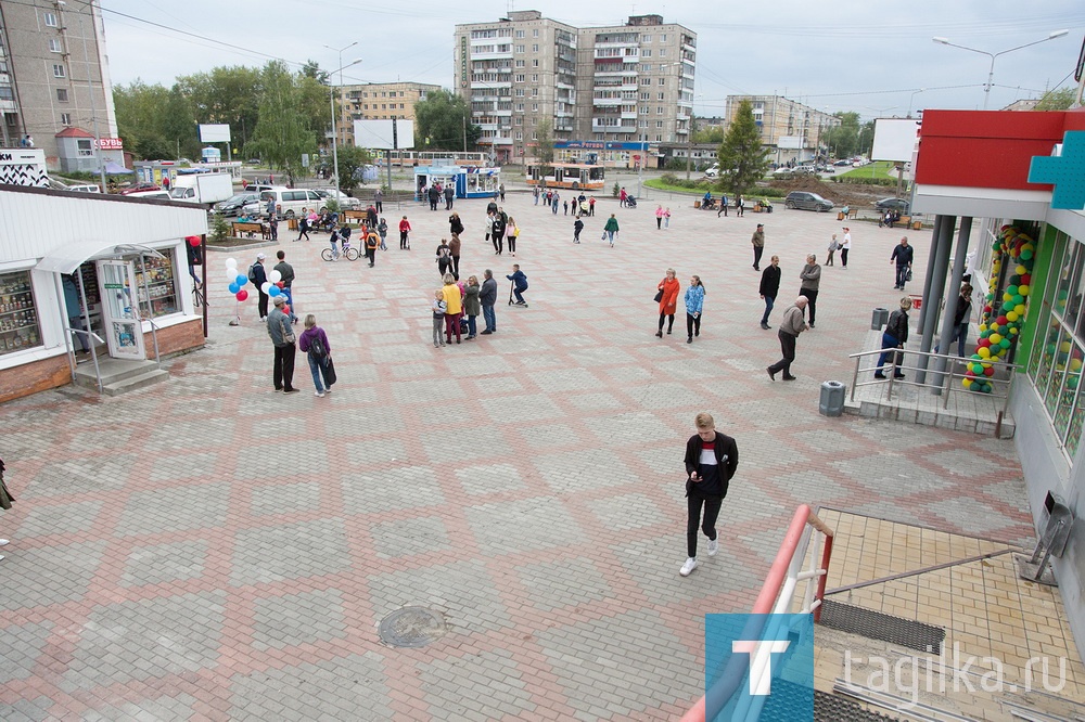 Сегодня состоялось торжественное открытие после реконструкции обновлённой площади возле торгового центра по адресу: улица Зари, 21.


Ведущая праздника напомнила прохожим о том, что застройка в микрорайоне велась в 1980-х и площадь появилась в 1982.

Все эти годы она служила людям и со временем утратила былой облик.

Ремонтов не было. И вот, благодаря поддержке главы города Владислава Пинаева, площадь реконструирована.

Это стало возможным и благодаря реализации в Нижнем Тагиле нацпроектов.

Поздравляя жителей микрорайона Пихтовых гор с открытием площади, глава города отметил, что было много обращений от тагильчан с просьбой привести в порядок данную территорию.

Он поблагодарил жителей за терпение и понимание, и напомнил, что это одна из четырёх общественных территорий, благоустройство которых запланировано на 2020 год.

С ответным словом от жителей района выступил Ефим Ширинкин, которого на Вагонке многие знают и как учителя, и как представителя совета ветеранов Дзержинского района.

Людмила Погодина
Фото Сергея Казанцева