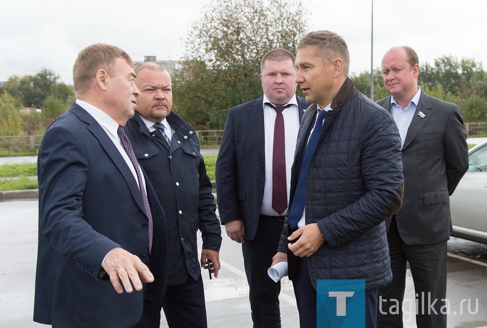 Депутаты Законодательного Собрания Свердловской области проверили благоустройство дворов и посетили парк Народный