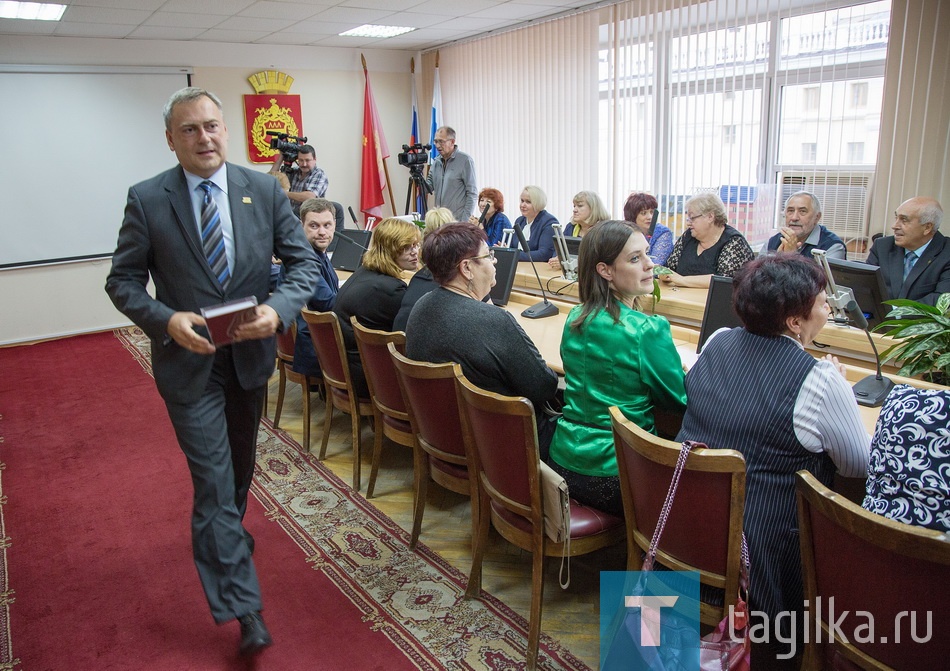 Вручение мандатов депутатам городской Думы города Нижнего Тагила