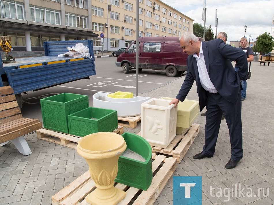 - Работаем над созданием
комфортной среды в парковых
зонах и на остановочных ком-
плексах. У нас более 40 парков
и скверов, в некоторых стоят
архитектурные формы, изго-
товленные еще в 70-90-е годы
и пришедшие в негодность.
Постепенно, из года в год, пла-
нируем их менять, - сказал на-
чальник управления городским
хозяйством Владимир Юрчен-
ко. - По приблизительным под-
счетам, необходимо установить
порядка тысячи скамеек и урн.
В первую очередь обеспечим
те объекты, которые мы благо-
устраиваем в этом году: Север-
ный поселок, «Современник»,
сквер Солнечный на Ленин-
градском проспекте. В Тагиль-
ской лагуне хотим поставить 
парковочные ограждения.