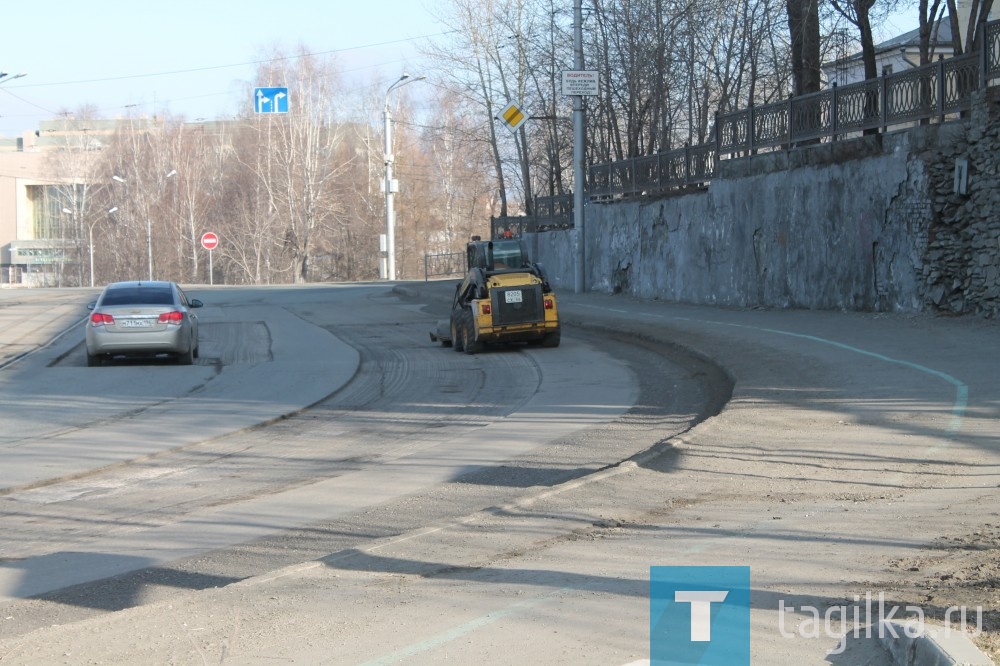 В Нижнем Тагиле на плотине идет укладка дороги