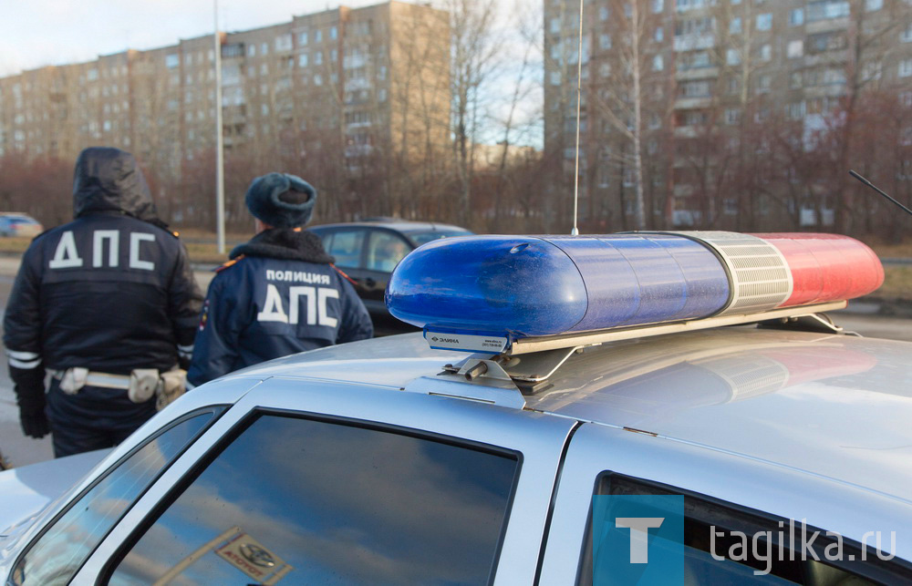 В Свердловской области продолжает действовать масочный режим, правила, предполагающие повсеместную дезинфекцию и соблюдение социальной дистанции.

Кроме того, в нерабочие дни на территории области объявлен усиленный контроль за выполнением требований по соблюдению масочного режима.

В первую очередь, в общественном транспорте.

Уже с сегодняшнего дня в Нижнем Тагиле сотрудники ГИБДД начали проводить рейды по соблюдению масочного режима.

Напоминаем, что за несоблюдение требований Роспотребнадзора нарушители привлекаются к административной ответственности.

Ответственность за нарушение законодательства в области обеспечения санитарно-эпидемиологического благополучия населения, в том числе за несоблюдение масочного режима, предусмотрена статьей 6.3 Кодекса РФ об административных правонарушениях.

Мария Романова
Фото Сергея Казанцева