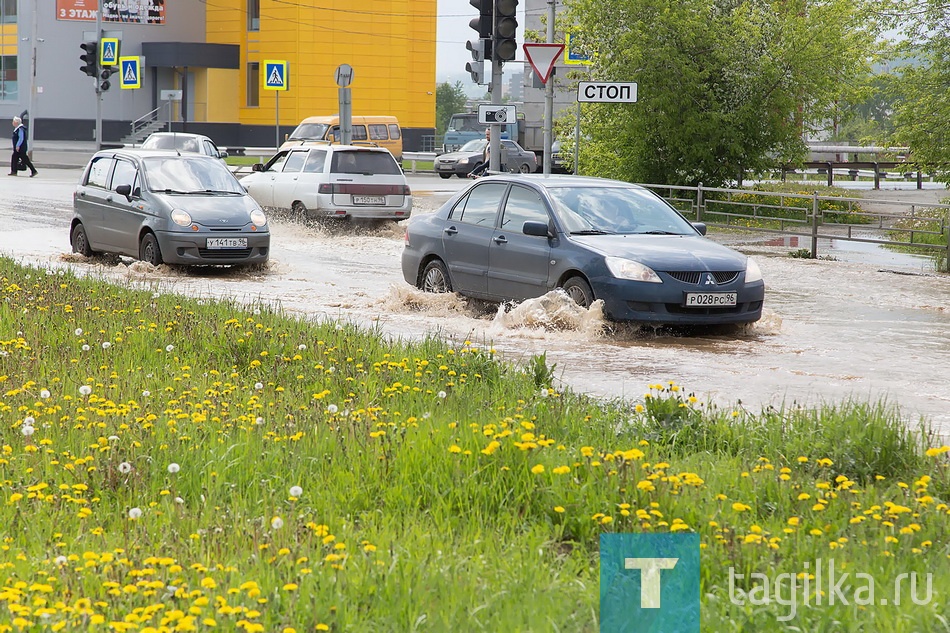 Перекресток Пархоменко и Серова ушел под воду