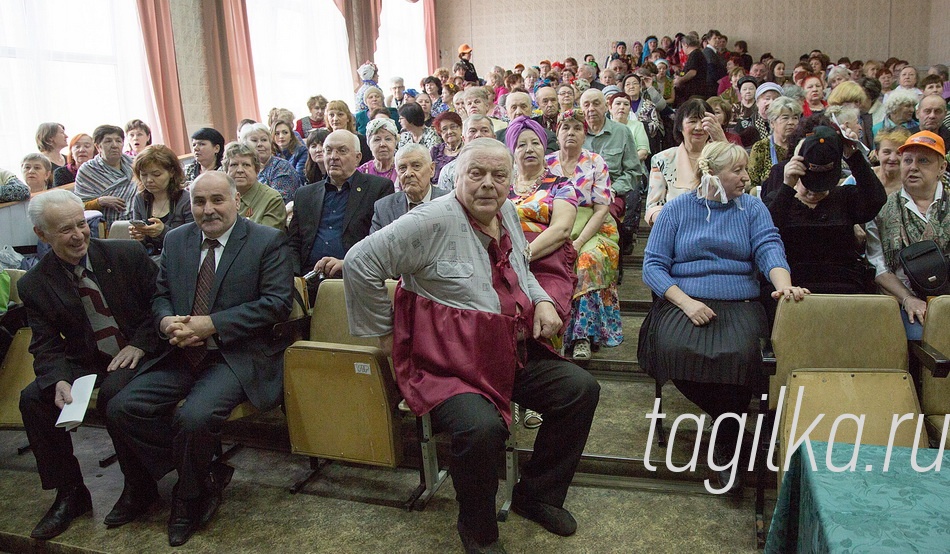 Фестиваль "Салют Победы"

Такая возможность им
была предоставлена на
конкурсе «Хочу в арти-
сты», открывшем VII город-
ской фестиваль «Салют По-
беды». Фестиваль традицион-
но приурочен к празднованию
Дня города, состоит из восьми
творческих и спортивных кон-
курсов. Первым стало состяза-
ние в киноискусстве. На сцене
Нижнетагильского торгово-
экономического колледжа вы-
ступили 15 команд ветеранов,
представлявших предприятия
и организации города, объеди-
нения социального обслужива-
ния населения.
