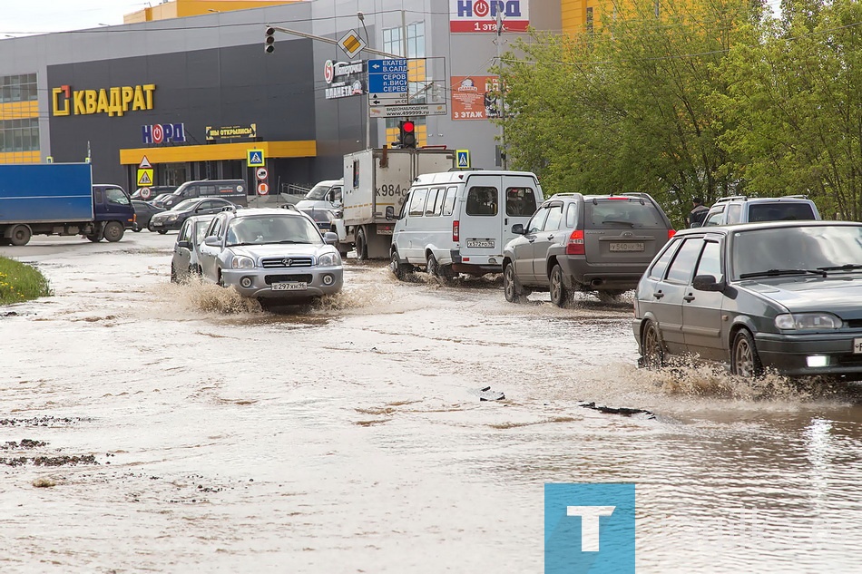 Перекресток Пархоменко и Серова ушел под воду