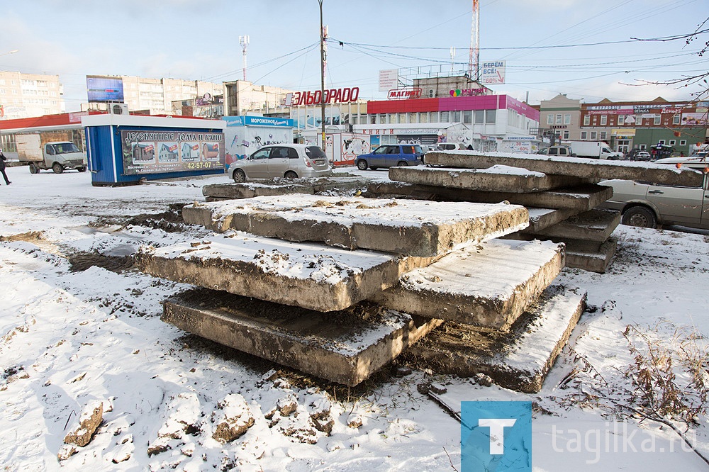 Большинство опрошенных нами жителей не совсем ясно представляло, как все изменится. К тому же, люди пока не удосужились рассмотреть проект-эскиз на уличном стенде (на подступах к нему велись раскопки). Но никто не сомневался, что реконструкция нужна. Среди высказываний жителей микрорайона были как единодушные, так и противоречивые. К примеру, одним непонятно, для чего нужна аллея со скамейками, другие давно о ней мечтали.
Кому-то хочется, чтобы с площади совсем исчезли киоски, а кто-то уверен, что без них нельзя: создают здоровую конкуренцию сетевым магазинам. В чем все сходятся? В том, что нужны нормальная парковка и безопасная пешеходная зона. Что крайне необходимо перемостить всю площадь - бетонные плиты с годами повело, образовались большие щели и даже ямы. Также все были за то, чтобы для пенсионеров, торгующих плодами огорода и рукоделием, выделить удобное место, сделать стационарный прилавок с навесом.