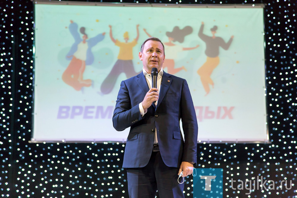 Владислав Пинаев отметил, что юное поколение Нижнего Тагила отличается высокой активностью и готовностью браться за решение актуальных вопросов и проблем города. «Хочу поблагодарить всех за работу в течение всего года, и, в первую очередь, волонтеров, которые, рискуя собственным здоровьем, помогали нуждающимся тагильчанам. Спасибо всем, кто представлял Нижний Тагил на различных конкурсах и соревнованиях и добился значительных успехов», - сказал глава города.

Мэр пожелал участникам торжественного мероприятия здоровья, уверенности в завтрашнем дне и реализации самых смелых и сложных идей. «Мы всегда вас поддержим в ваших начинаниях», - заверил активистов молодежных объединений Владислав Пинаев.