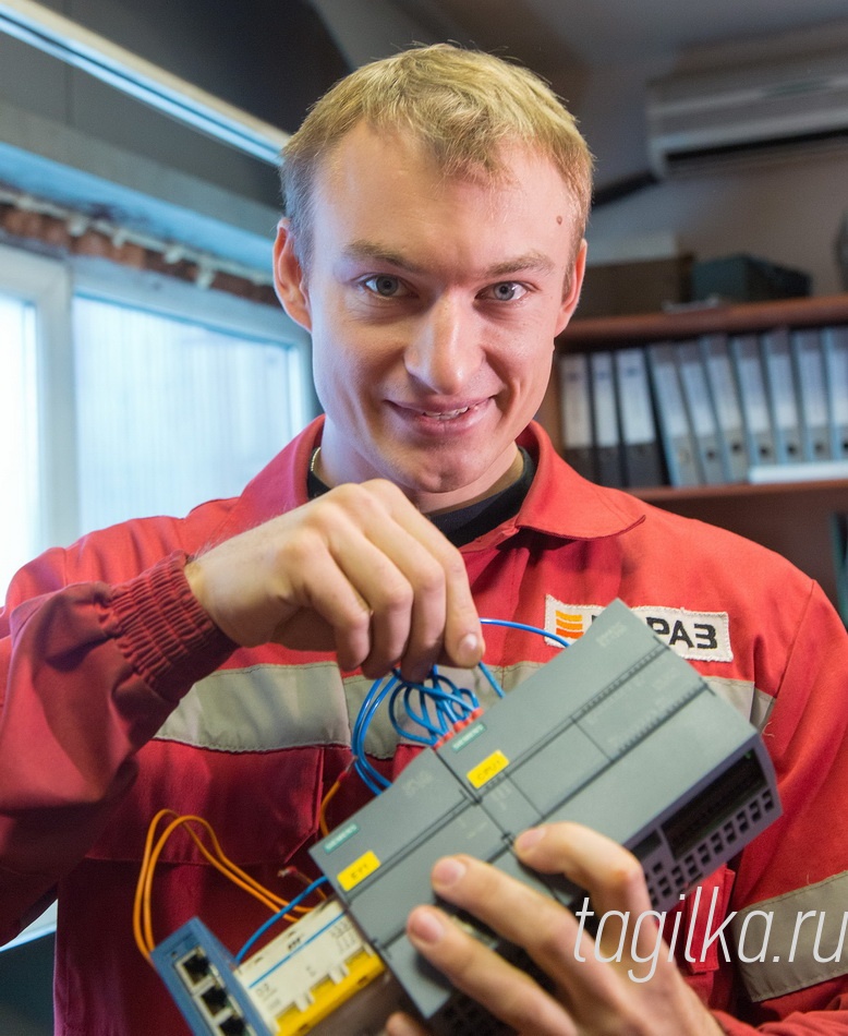 Чемпионат с участием представителей высокотехнологичных профессий проходил в международном выставочном центре «Екатеринбург-ЭКСПО». В течение трех дней участникам, выступавшим в этой компетенции, предлагалось собрать шкаф управления электродвигателем, диагностировать неисправности, запрограммировать контроллер, настроить и ввести в эксплуатацию готовую конструкцию. В результате Станислав показал лучший результат в части программирования и устранения неполадок – он нашел максимум неисправностей, обойдя в этом всех остальных соперников. Его немного подвел финал конкурса, связанный со слесарным делом. Потребовалось собрать достаточно много коробов, подогнать их в условиях неровных стен помещения, и этот монтаж отнял достаточно много времени. Соперник обошел Станислава на этом этапе.