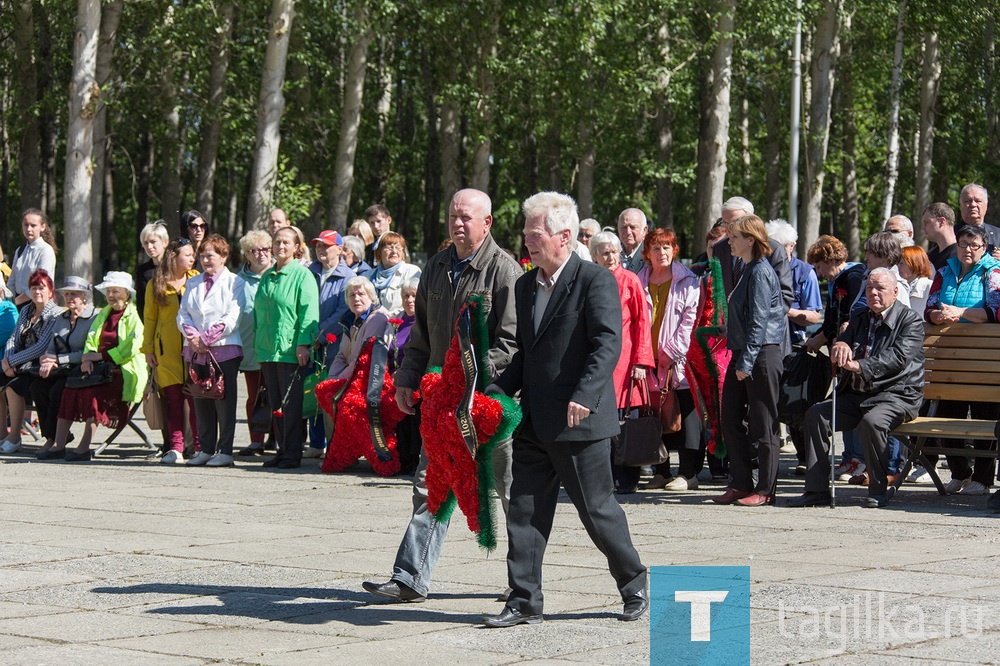 78 лет назад началась Великая Отечественная война.   1418 дней продолжался боевой и трудовой подвиг советского народа.   В День памяти и скорби на мемориале центрального кладбища Нижнего Тагила  собрались представители разных поколений: ветераны, работник