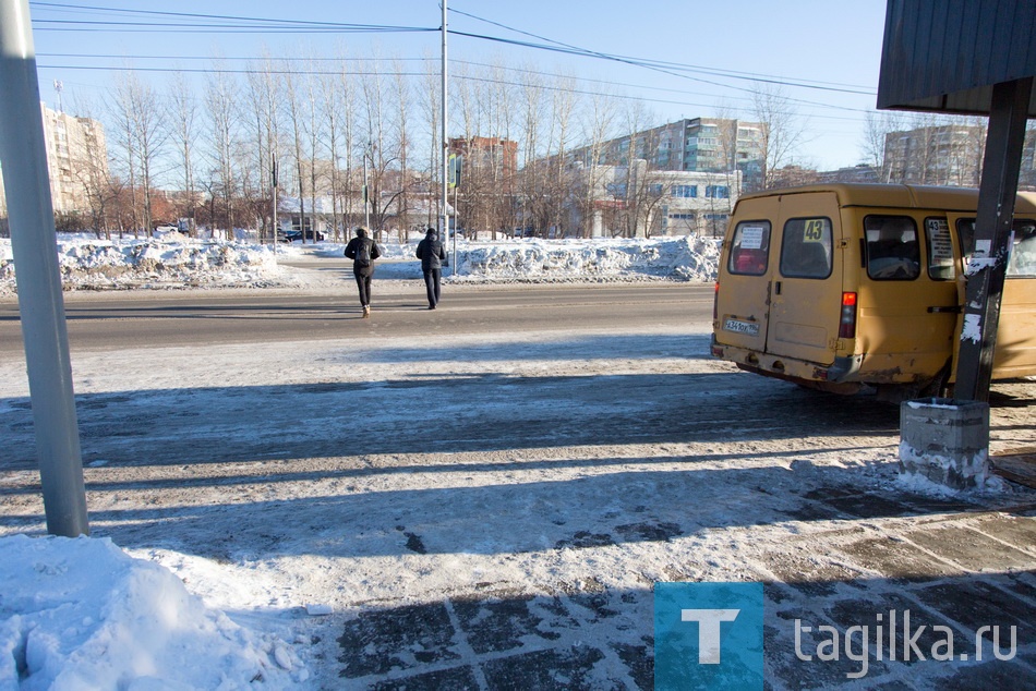 Нижний Тагил. Уборка снега. Зима. Коммунальное хозяйство.

Сотрудники Тагилдорстроя и УБТ-сервиса общими усилиями убрали с обочин дорог накопившиеся за новогодние каникулы кучи снега, расчистили подходы к пешеходным переходам, парковки и остановки общественного транспорта.