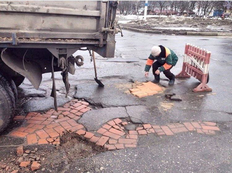 В Ирбите дорожные ямы закладывают кирпичами