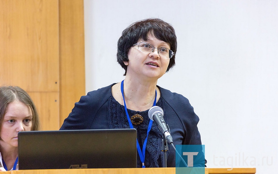 Эльвира Меркушева выступает с докладом
на пленарном заседании