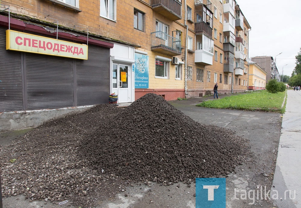 В Нижнем Тагиле на улице Металлургов поднимают уровень тротуара, который после дождей превращался в огромную лужу