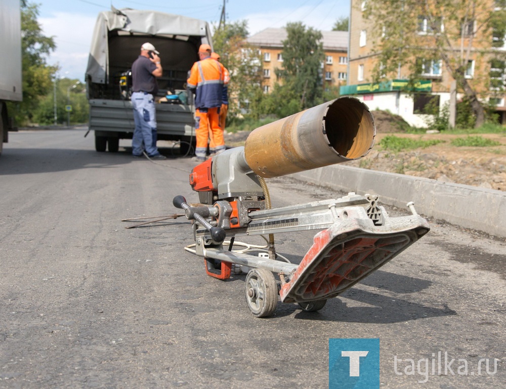 Проверка качества укладки асфальта на дороге и во дворе