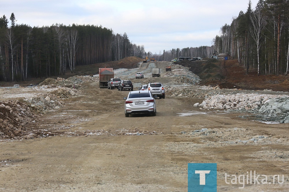 Строительство моста через Тагильский пруд по-прежнему идет в круглосуточном режиме