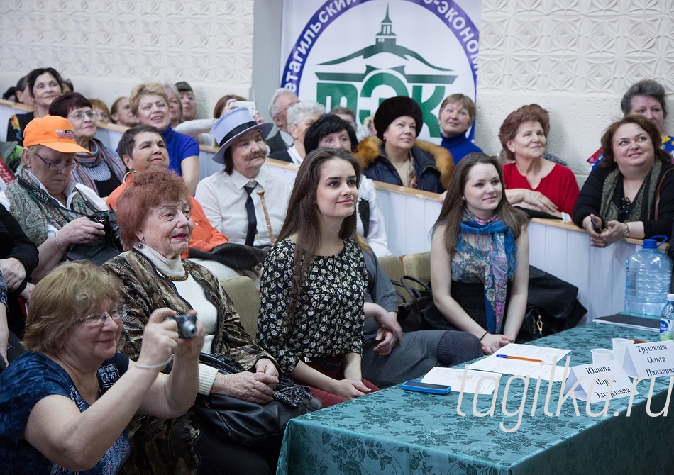 Фестиваль "Салют Победы"

В составе жюри творческого конкурса «Хочу в арти-
сты», прошедшего среди ветеранов предприятий и ор-
ганизаций города, - руководитель литературной части
Молодежного театра Ольга Трушкова и студентки отде-
ления сценических искусств НТГСПИ Дарья Ширшева и
Мария Юшина.
