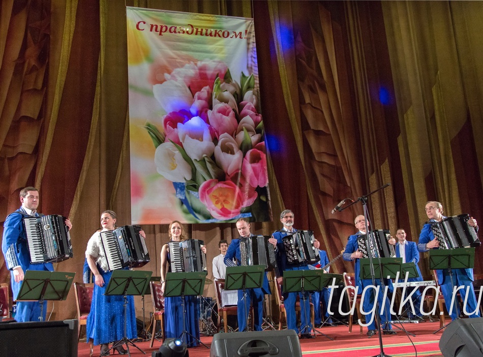 С Праздником 8 марта, работники системы образования г. Н- Тагила !