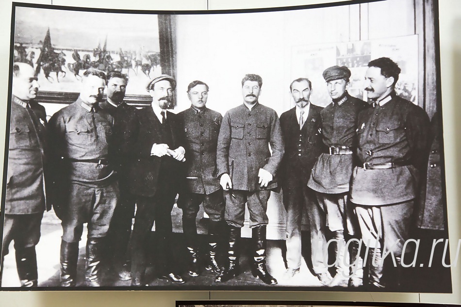 «Комиссар исчезает. Фальсификация фотографий и искусства в сталинскую эпоху».