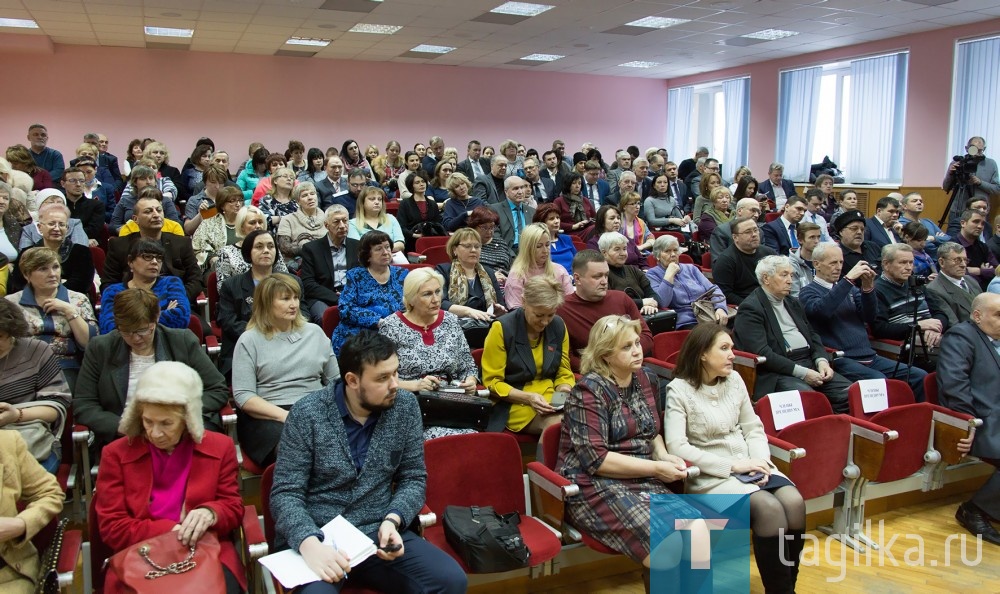 На публичных слушаниях глава города Владислав Пинаев представил проект стратегии социально-экономического развития Нижнего Тагила. Активные тагильчане и представители общественных объединений единогласно поддержали план, по которому будет жить город в ближайшие годы, сообщает пресс-служба муниципалитета.