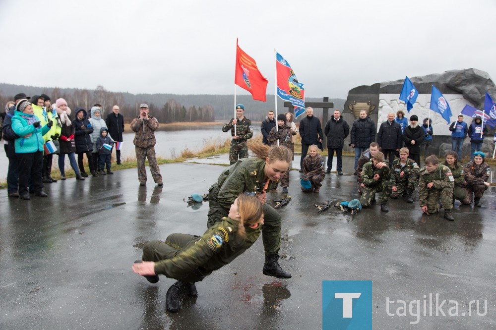 Владислав Пинаев открыл митинг в деревне Усть-Утка , посвященный Дню народного единства