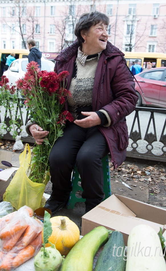 Дары осени и уличная торговля.

Елена Семеновна СИДОРОВА, пенсионерка, бывший бухгалтер комбината питания в столовой №15 Коксохимпроизводства, садом занимается с 1982 года:

