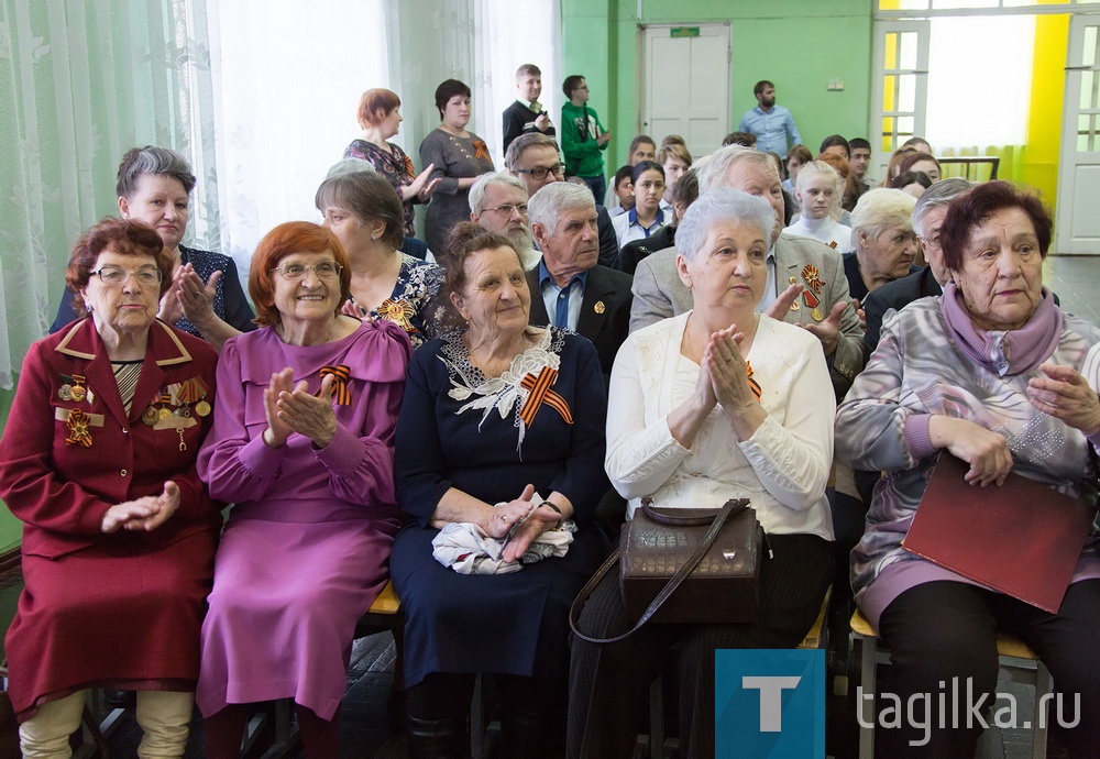 На протяжении всего года учеников ждут встречи с ветеранами, классные часы, «зарницы», парады и даже выезды в воинские части с посещением музеев. Пополняется и собственный школьный музей истории войны. После марша с флагом Александр Федин подарил школе копию постановления о награждении медалью «За отвагу», а председатель совета ветеранов «Востокшахтопроходки» Владимир Горбунов передал коллекцию медалей уже почившего коллеги, ветерана Николая Александровича Чистякова. Смысл «Вахты Памяти», рассказывают организаторы, в сохранении реальных, правдивых историй войны. 