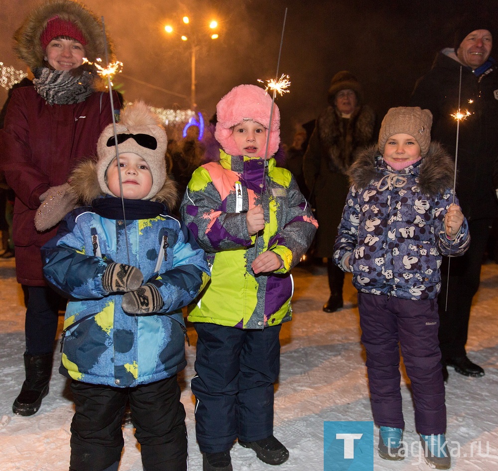 Холодная погода не испортила праздник. Все улыбались, зажигали бенгальские огни, танцевали.