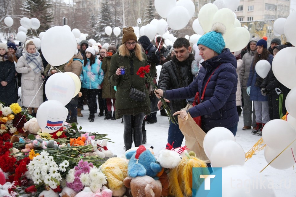 
 У мемориала с надписью "Нижний Тагил скорбит" уже тысячи мягких игрушек, букеты живых цветов, детские рисунки. Зажжены свечи. 

Не прекращается поток людей –горожане приезжают сюда со всех районов, с детьми, целыми классами, студенческими группами.