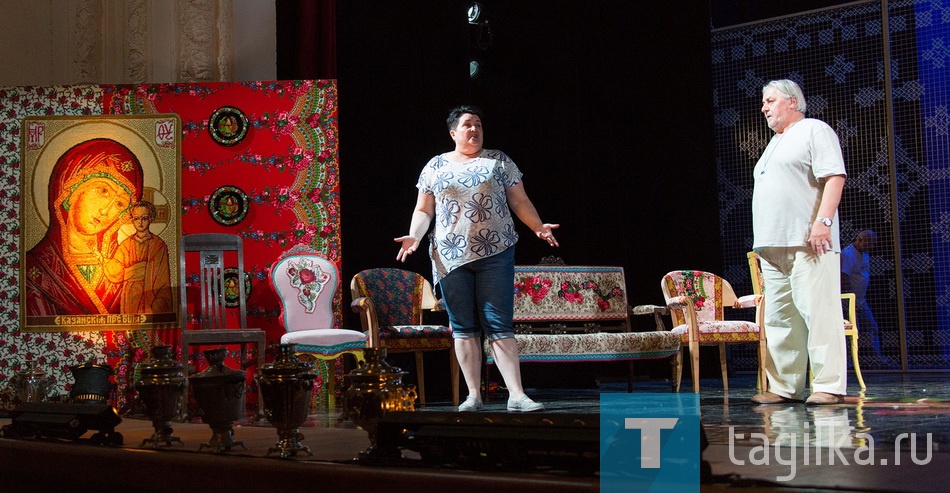 Николай Коляда. "Женитьба". Teatr Slaski (Польша)

В Екатеринбурге, в театре юного зрителя, у польской труппы возникли проблемы с установкой декораций. Потребовалось почти 10 часов. В Нижнем Тагиле с этой задачей справились так быстро, что гости дружно зааплодировали.