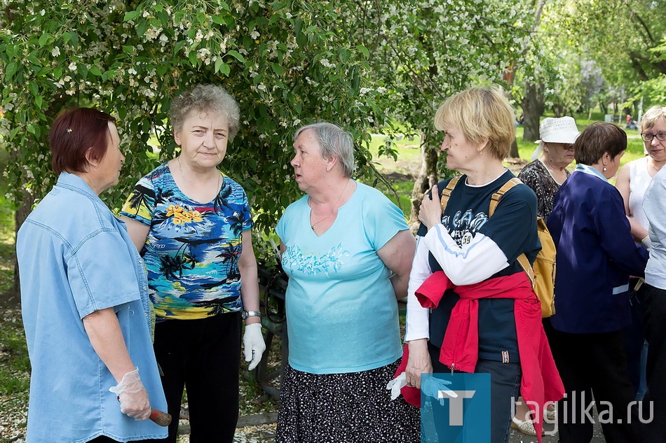 Посадка цветов в Комсомольском сквере