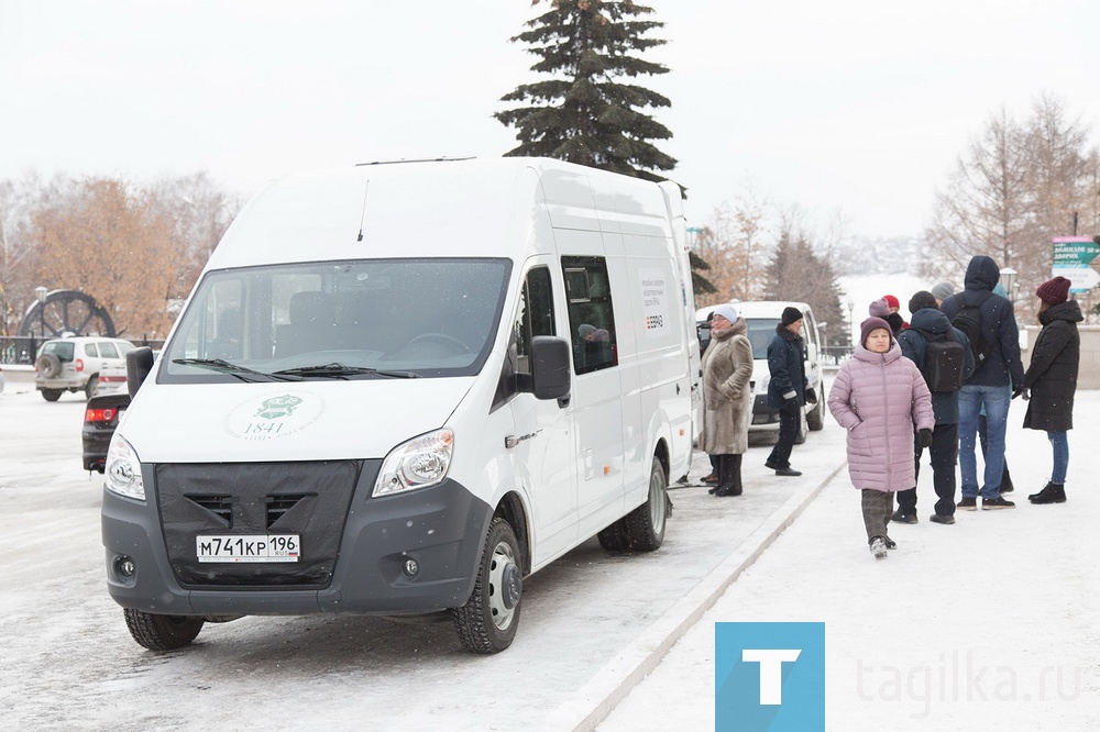 Сегодня на площадке перед историко-краеведческим музеем состоялась торжественная церемония вручения ключей - Нижнетагильский музей-заповедник «Горнозаводской Урал» получил в подарок от ЕВРАЗ НТМК грузопассажирскую ГАЗель.

Управляющий директор ЕВРАЗ НТМК Алексей Кушнарев пояснил, что во время одного из разговоров директор музея-заповедника Эльвира Меркушева рассказала о проблеме учреждения культуры с транспортом: не на чем перевозить экспонаты, трудно добираться к дальним филиалам, нет возможности выезжать в экспедиции… И промышленное предприятие решило помочь музею: на благотворительные средства компании в размере 1,5 млн рублей приобретена грузопассажирская ГАЗель с цельнометаллическим кузовом.

Глава города Владислав Пинаев поблагодарил Алексея Кушнарева за внимание к проблемам музея-заповедника и замечательный подарок.
Кстати, в честь торжественного события сотрудники музея подготовили небольшую выставку, посвященную истории и значимости транспорта в деятельности и развитии учреждения культуры.

Людмила Погодина
Фото Сергея Казанцева